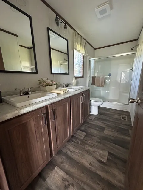 Hogancamp display home interior, photo 11